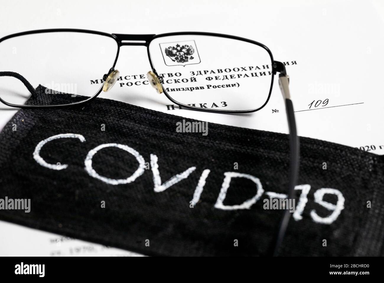 Vue du formulaire de commande du Ministère de la santé de la Fédération de Russie et du masque médical noir avec inscription 'COVID-19' Banque D'Images