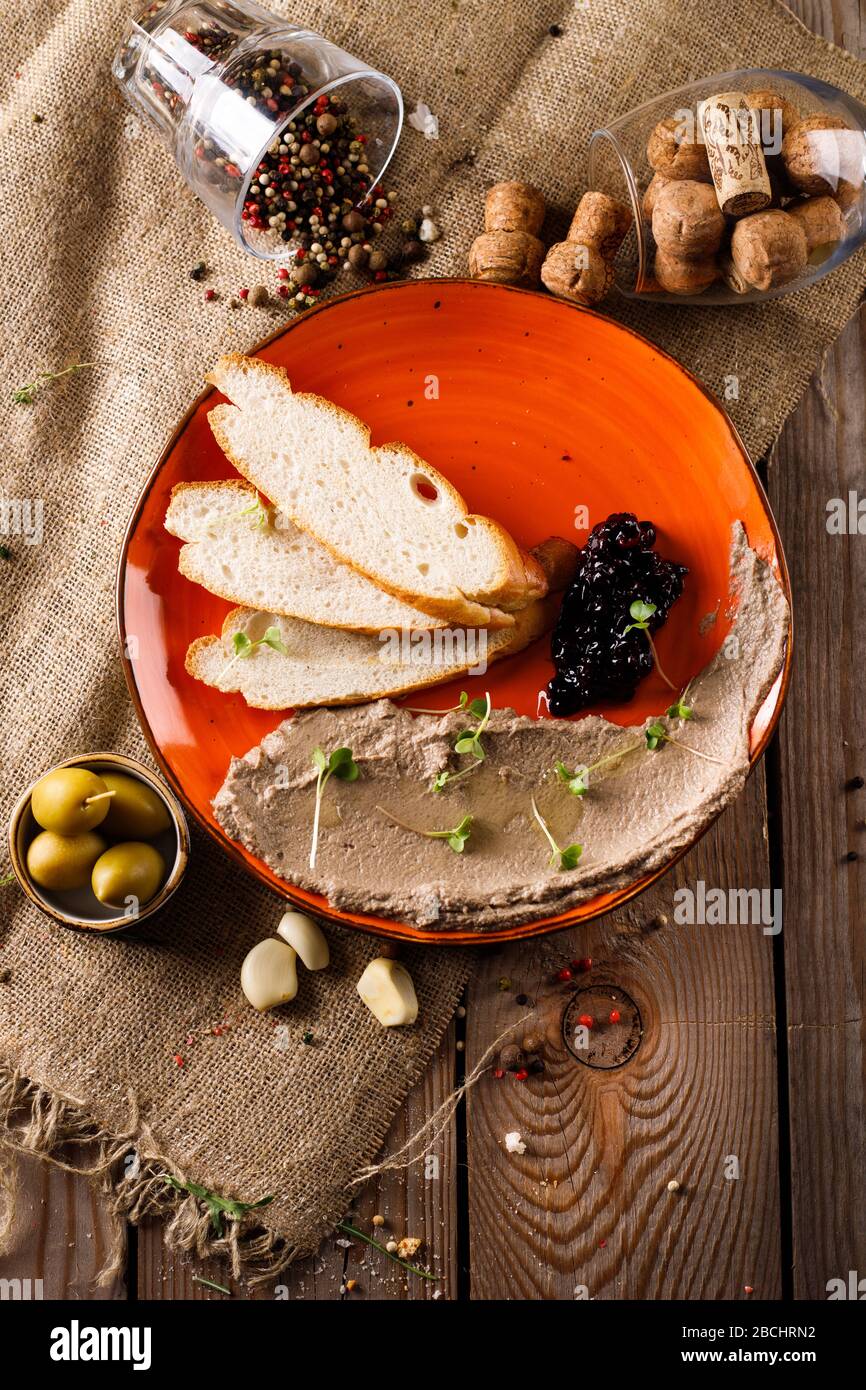 Un plat, à côté de tranches de pain, sauté sur une table en bois Photo  Stock - Alamy