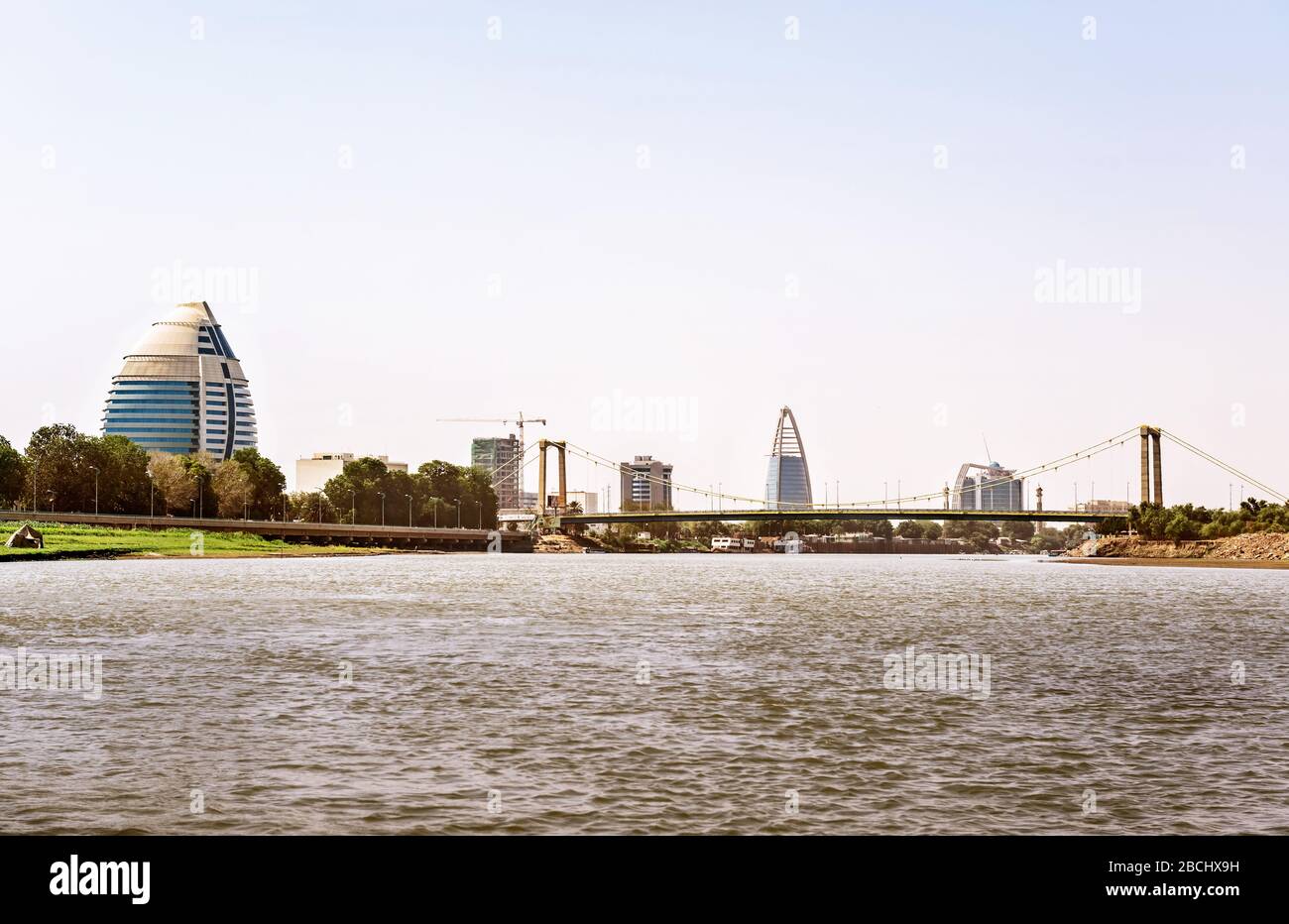Vue sur le paysage urbain de Khartoum avec l'hôtel Burj Al Fateh, le pont sur le Nil et les bâtiments modernes à l'arrière-plan. Banque D'Images