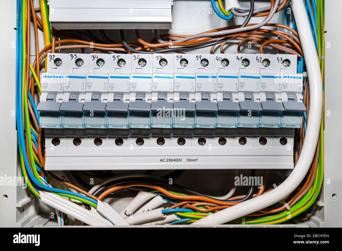 Fusibles monophasés en position OFF, placés dans la boîte à fusibles de la maison, fils