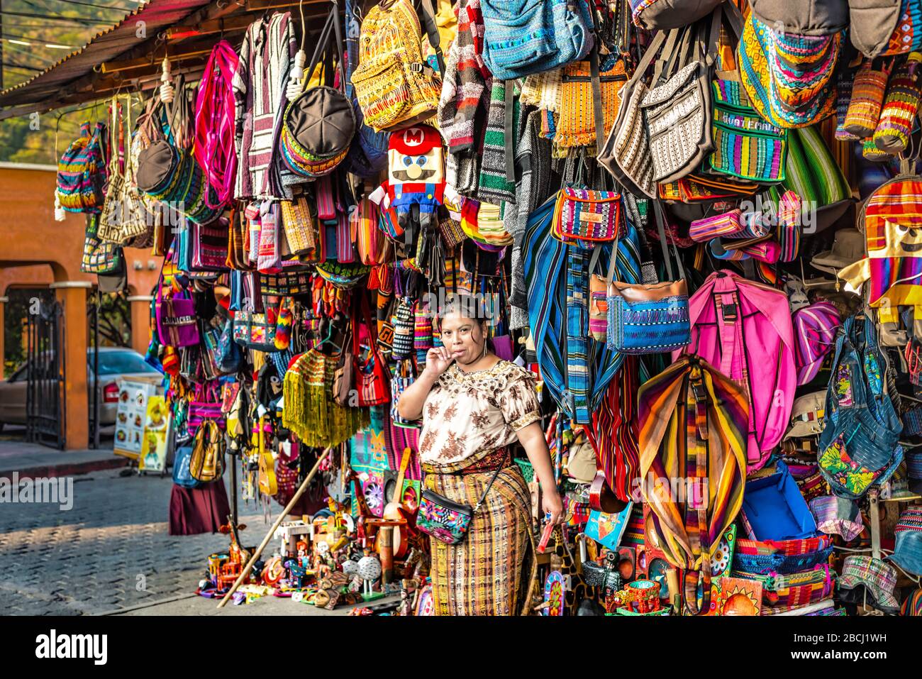 Panajachel, Guatemala - 7 décembre 2016 : femme locale se vendant sur la rue principale dans la ville animée de Panajachel. Les fournisseurs vendent des textiles traditionnels. Le à Banque D'Images