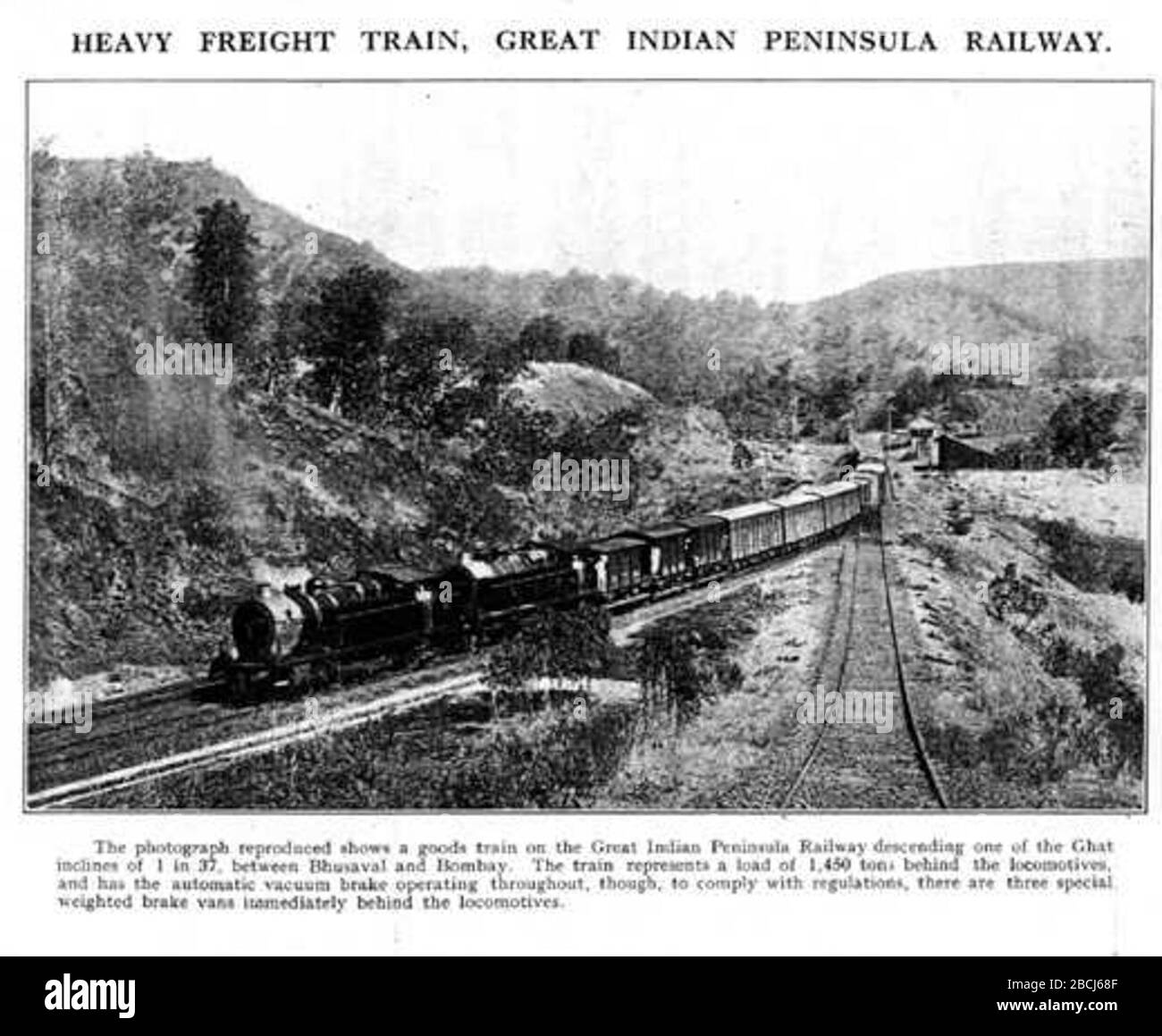 'English: Train lourd de fret sur la Grande Péninsule indienne chemin de fer descendant sur les pentes de chapeau de 1 en 37 entre Bhusaval et Mumbai, 1924Deutsch: Schwerer Güterzug mit zwei Dampflokomotiven auf der Talfahrt mit einem Gefälle von 27 ‰ zwischen Bhusaval und Bombay. Der Zug Hat eine Gesamtmasse von 1.450 Tonnen hinter den Lokomotiven. Er Hat zwar ein Vakuum-Bremssystem dans Allen Wagen, aber trotzdem laut Vorschrift drei besonders beladene Bremswagen direkt hinter den Lokomotiven.; 1924; Bombay photo Images (Mumbai); auteur inconnu; ' Banque D'Images