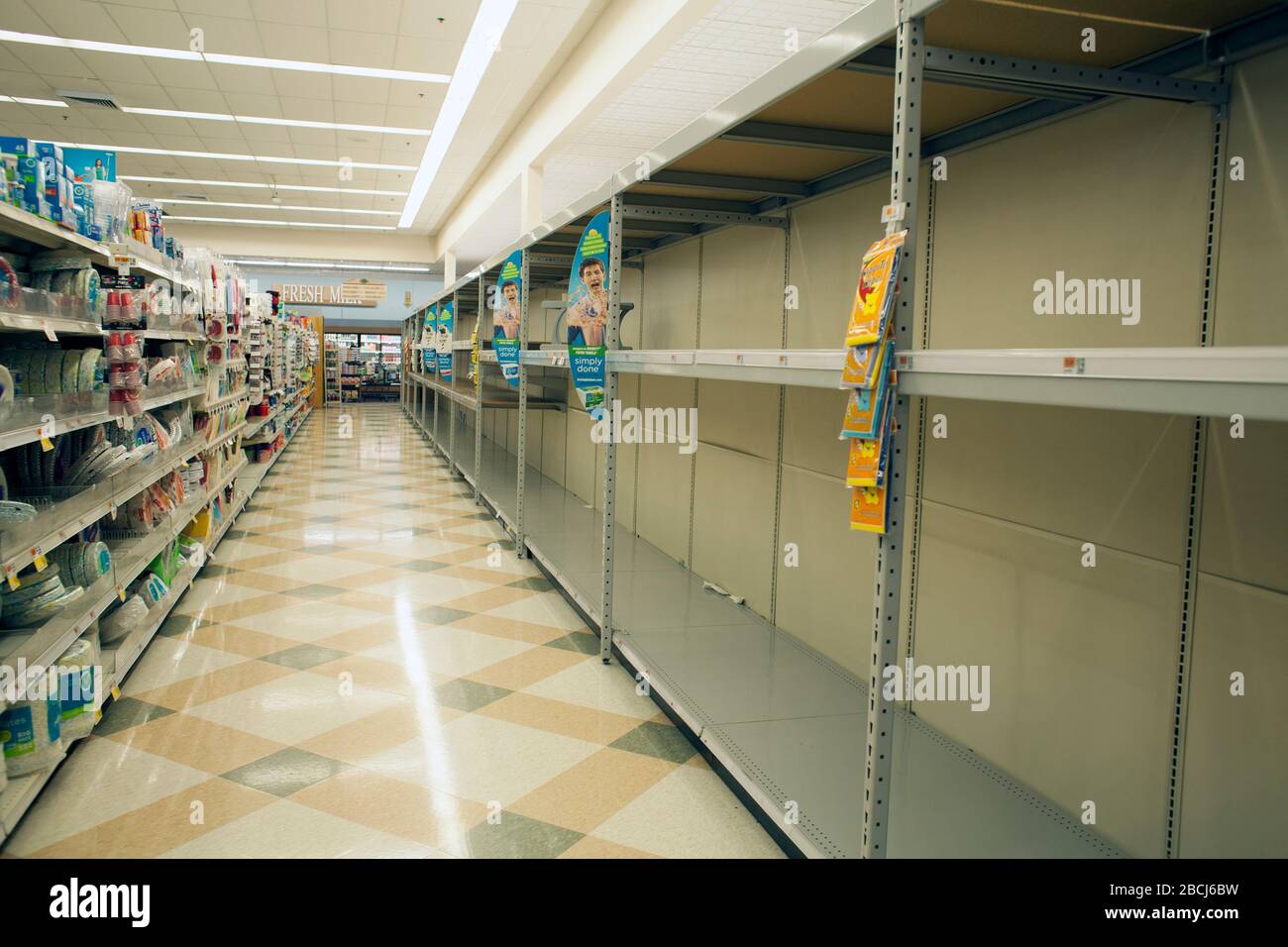 Vider les étagères du grand magasin à cause de l'affoillement du coronavirus aux États-Unis. Banque D'Images