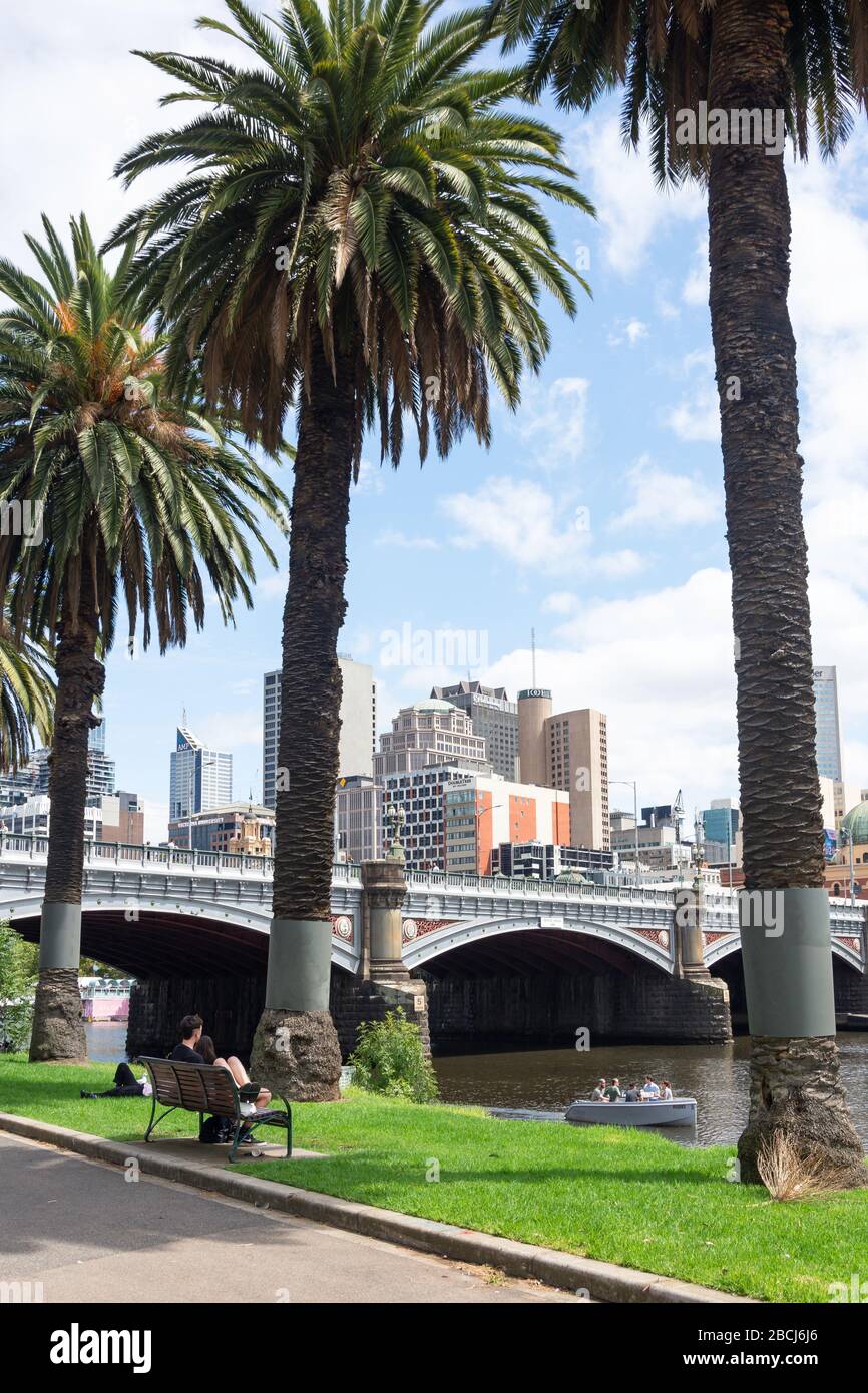 Centre des affaires (CBD) et Princes Bridge sur la Yarra River, City Central, Melbourne, Victoria, Australie Banque D'Images