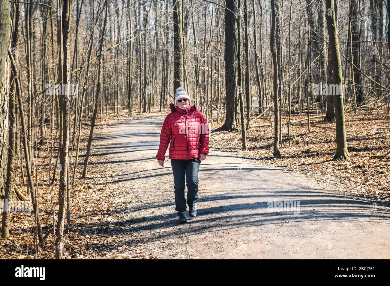 Femme marchant dans la forêt appelée Monarch Woods Park sur Highland Road West dans la ville de Kitchener, Ontario, Canada Banque D'Images