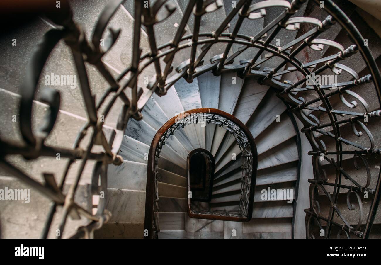 Bel ancien escalier en colimaçon à Istanbul, en Turquie Banque D'Images