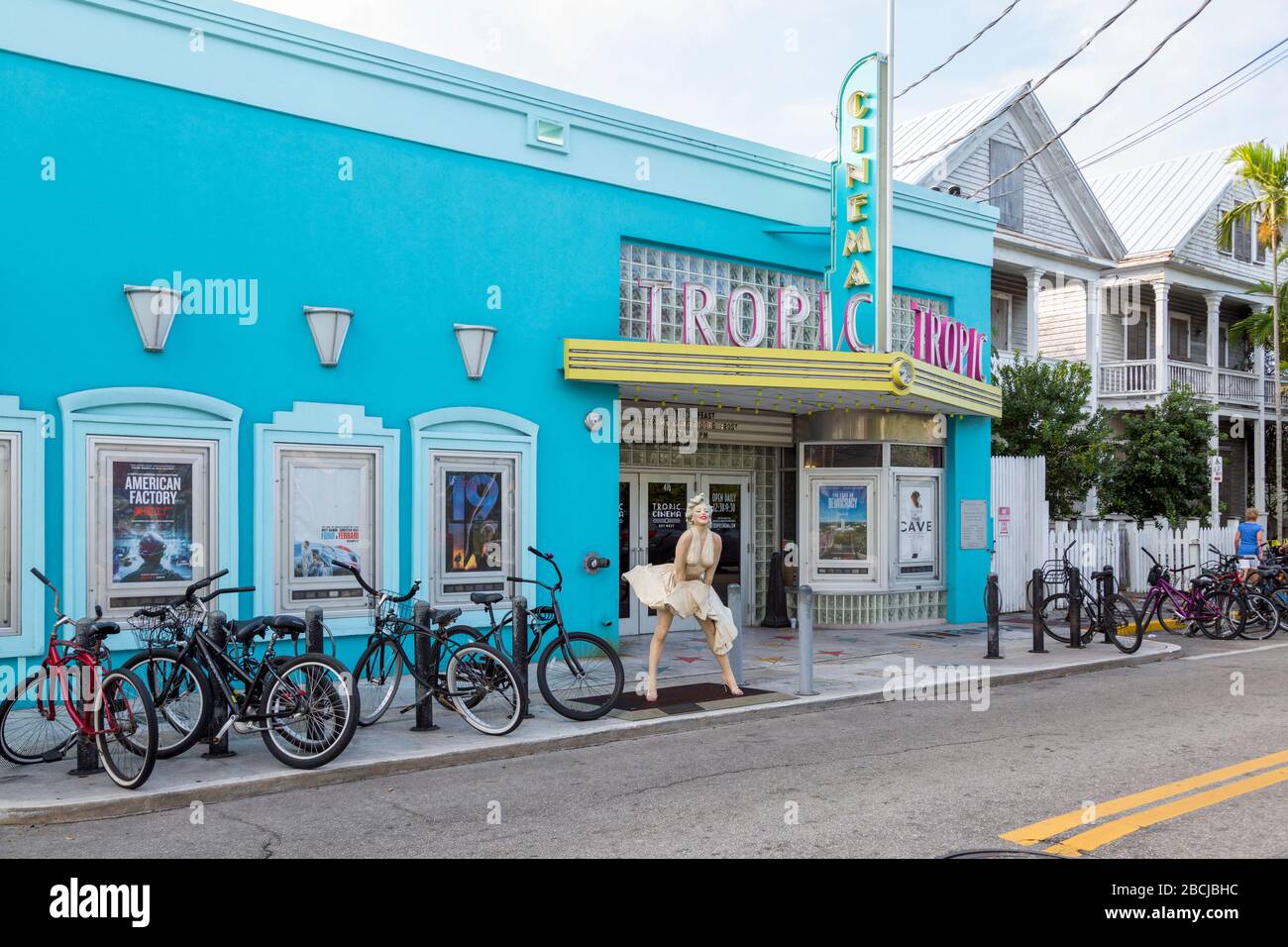 Key West Eaton Street, avec le célèbre cinéma Tropic et la statue de Marilyn Monroe. Banque D'Images