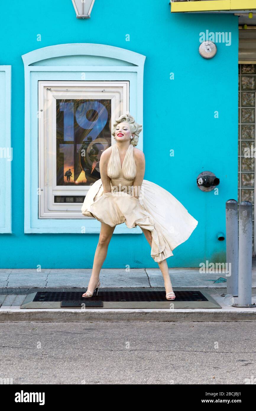 Statue de Marilyn Monroe dans sa célèbre pose, devant le cinéma Tropic. Sur Eaton Street à Key West, Floride, États-Unis. Banque D'Images