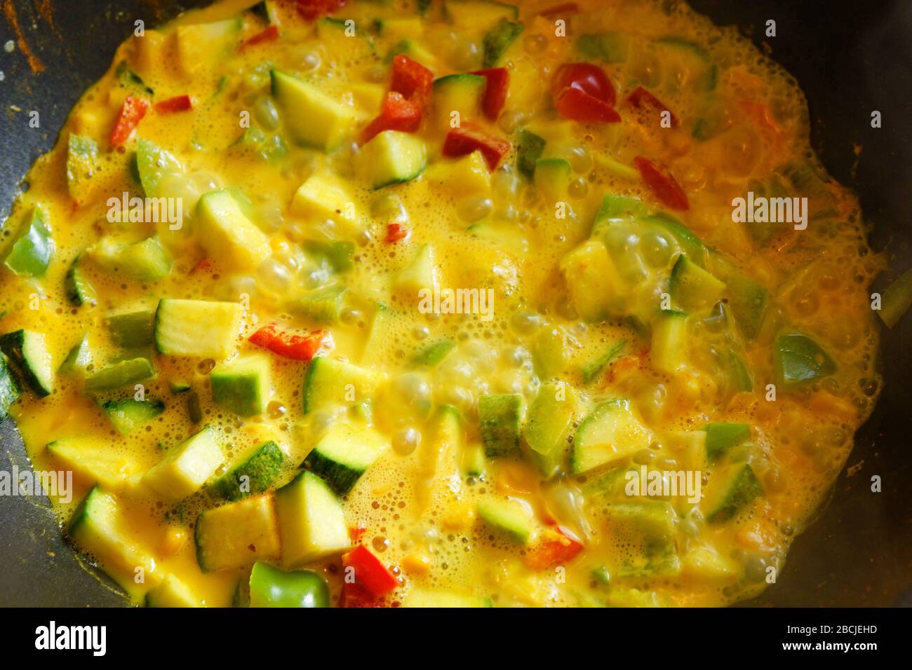 Wok avec légumes sautés Banque D'Images