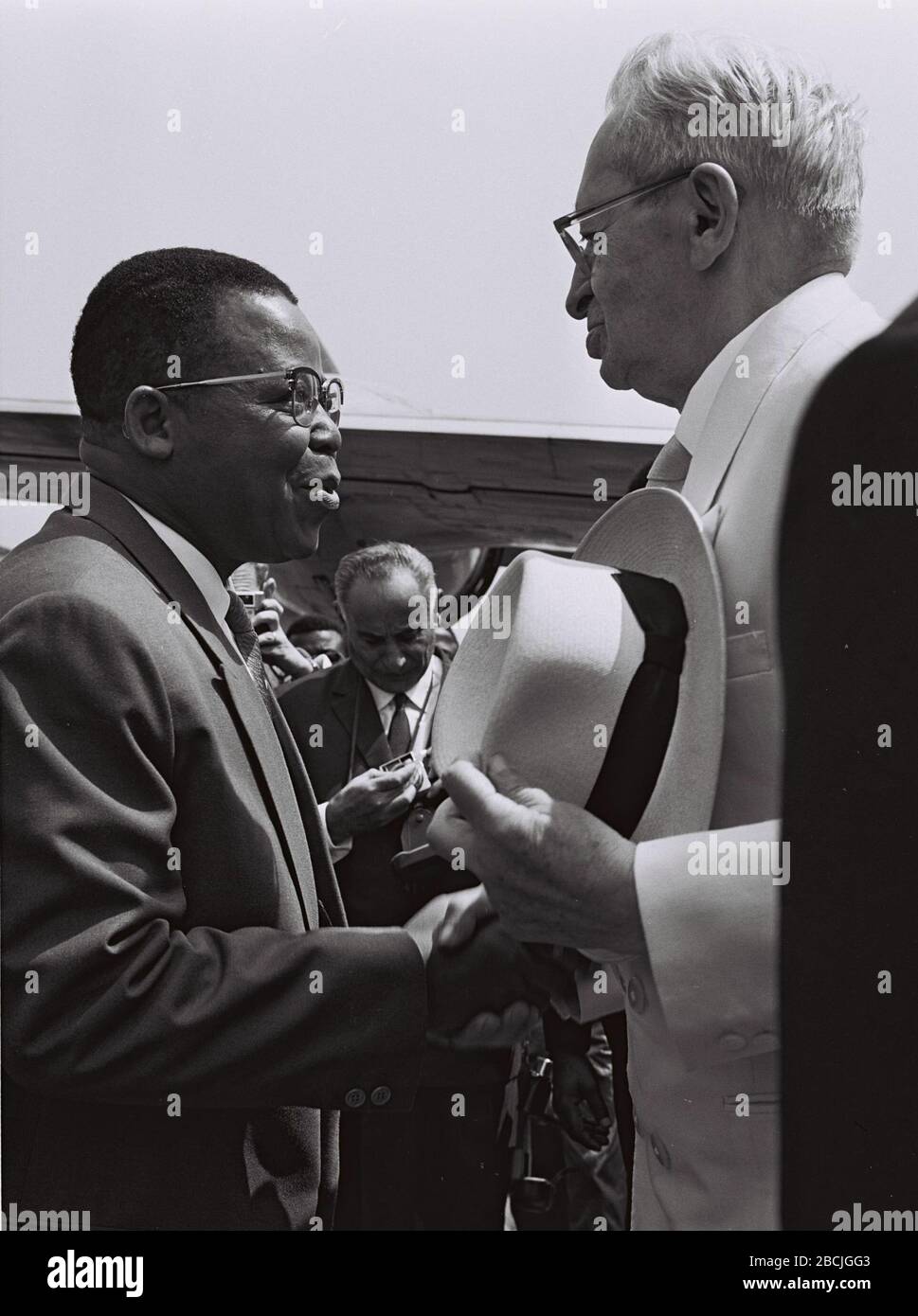 English President D Israel Yitzhak Ben Zvi Accueilli Par Le President Joseph Kasa Vubu Dans L Aerodrome De Leopoldville O C U I O E O O O U Ss E U E O Ss U