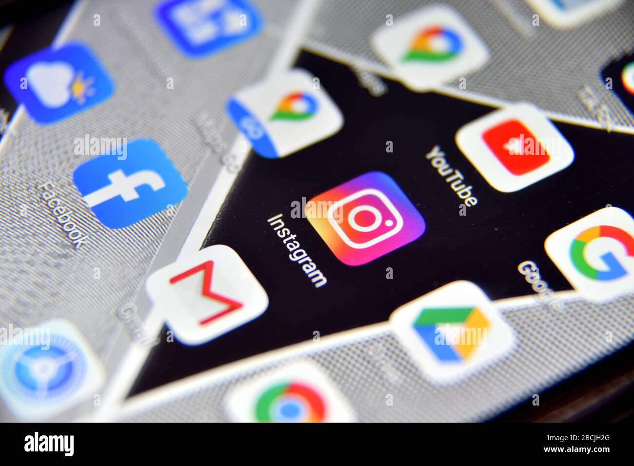 Valverde (CT), Italie - 04 avril 2020 : vue rapprochée de l'application d'icônes Instagram sur un smartphone Android, y compris d'autres icônes. Banque D'Images