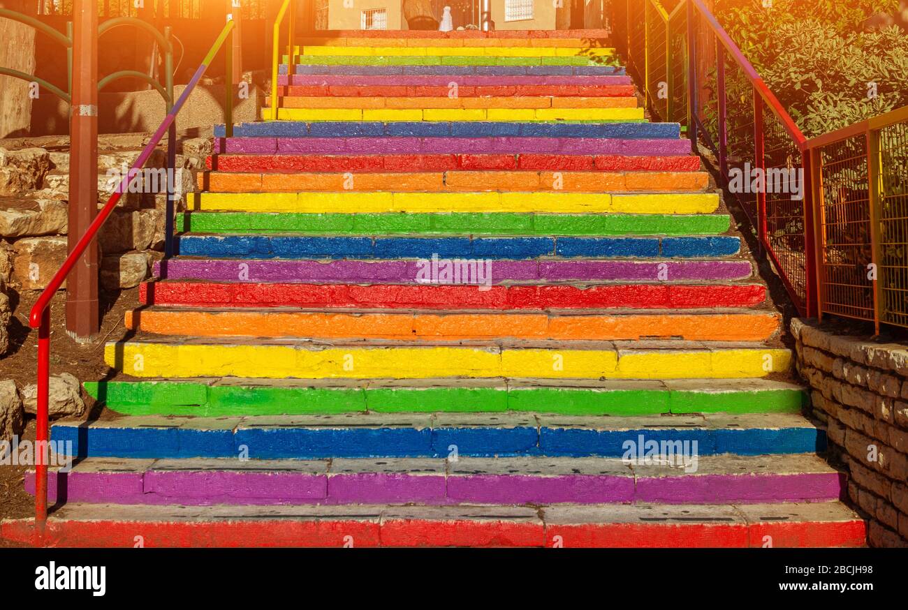 Marches peintes dans différentes couleurs arc-en-ciel. Escaliers Rainbow. Banque D'Images