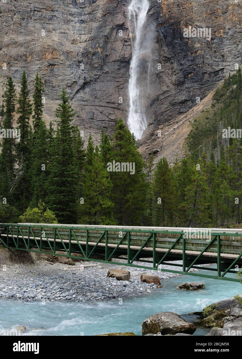 Chutes Takakkaw dans le parc national Yoho avec un pont en bois sur la rivière Yoho dans le Foreground Banque D'Images