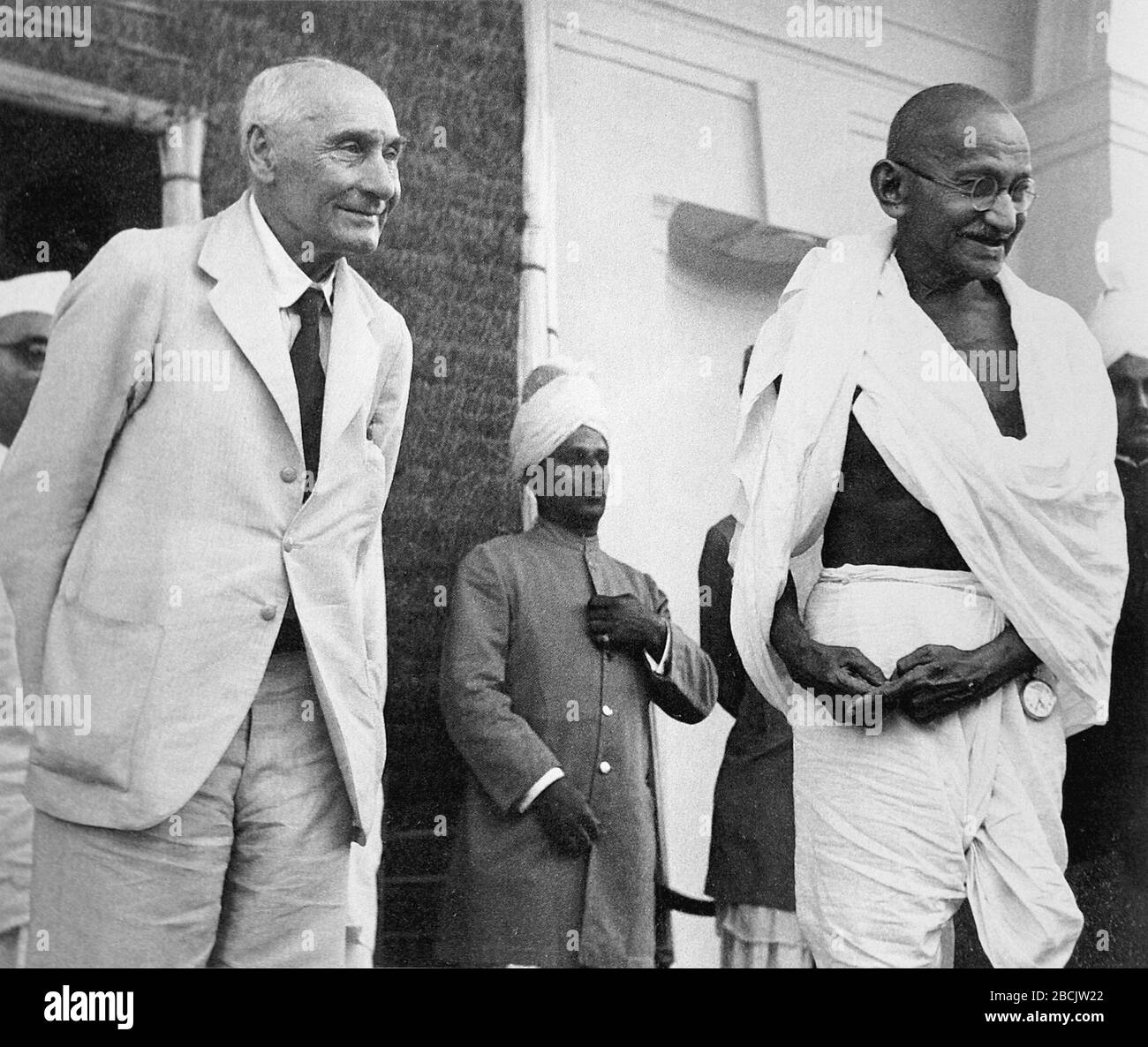 "Lord Pethic-Lawrence et Mahatma Gandhi; Anglais: Lord Pethick-Lawrence, Secrétaire d'Etat britannique pour l'Inde, et Mahatma Gandhi photographié comme ce dernier partir après une interview, Delhi, 18 avril 1946; 18 avril 1946date QS:P571,+1946-04-1800:00:00Z/11; Gandhi (Q554256), Peter Rüdhahe, 2002; Peter Rüdhi, Peter Rüdhaon, Peter Rühil Banque D'Images