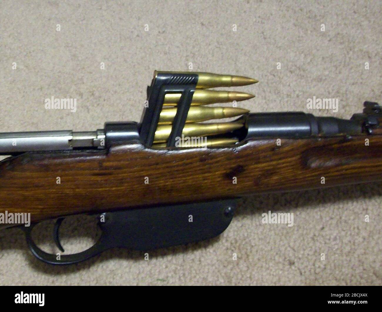 English: Image de 8 x 56 r dans un clip de type en bloc chargé dans un  fusil à carabine M95.; 17 novembre 2008;  http://good-times.webshots.com/photo/2247985470101901780KsTQBv;  http://russian-mosin-nagant.com; c00nhunterjoe, utilisateur sur le ' Photo