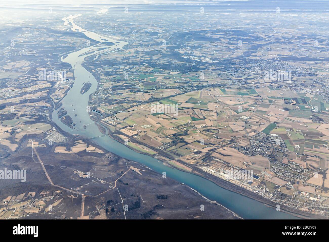 Washington DC, Virginia Dulles International Airport zone avec vue aérienne des bâtiments et de la rivière Potomac en dessous en hiver depuis la fenêtre de l'avion Banque D'Images