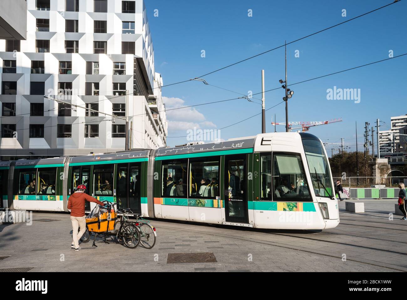 Tramway T3B Rosa Station Parcs dans la zone le Parks, Paris et homme avec un vélo cargo Banque D'Images