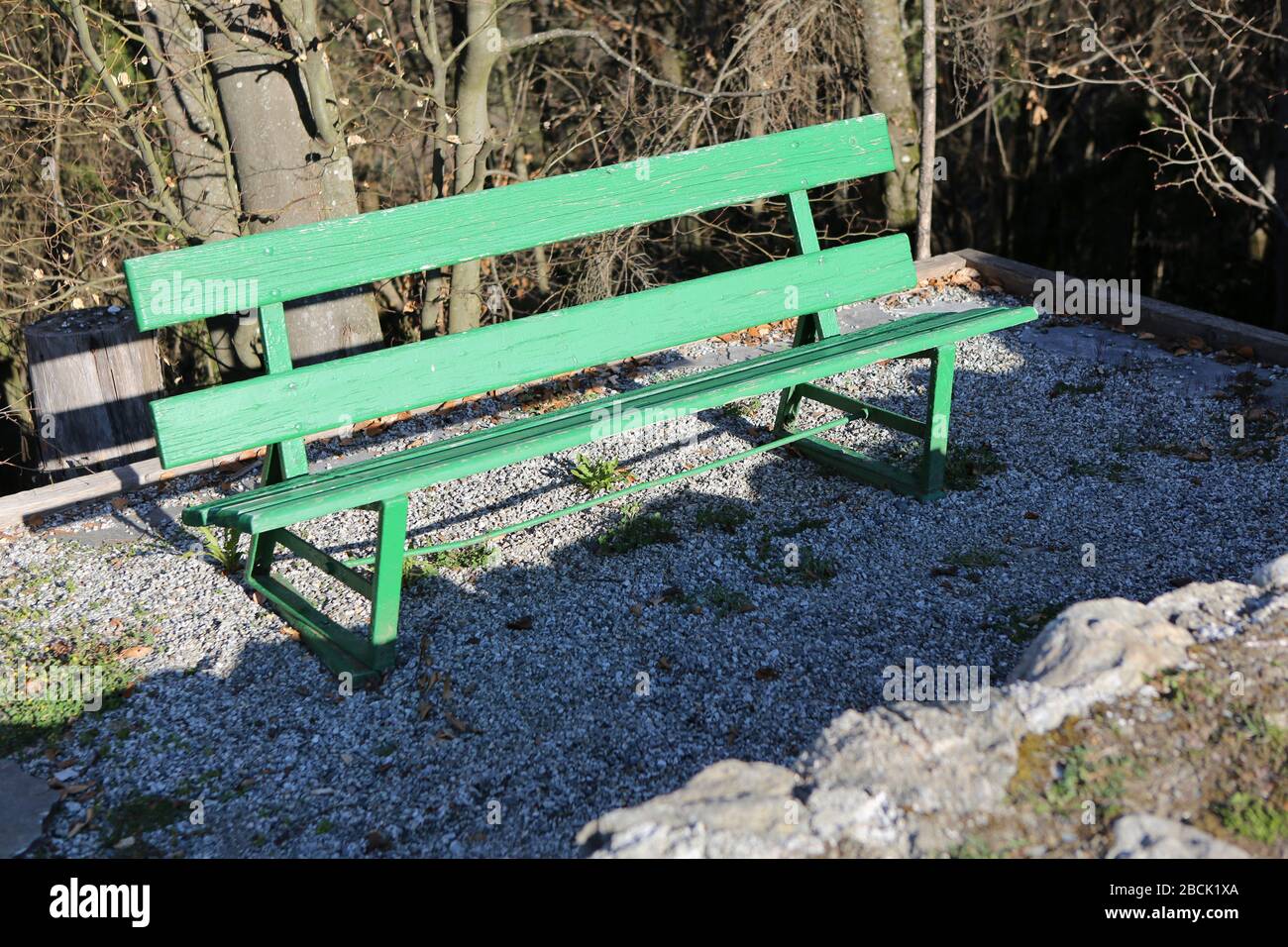Blanc vert en bois dans un parc public. Saint-Gervais-les-bains. Haute-Savoie. France. Banque D'Images