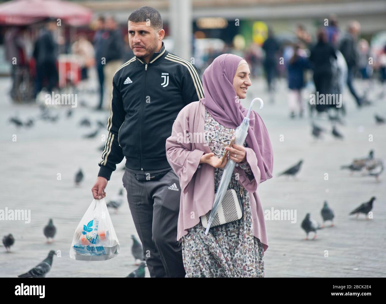 Un couple turc sur la place Taksim, Istanbul. Turquie Banque D'Images