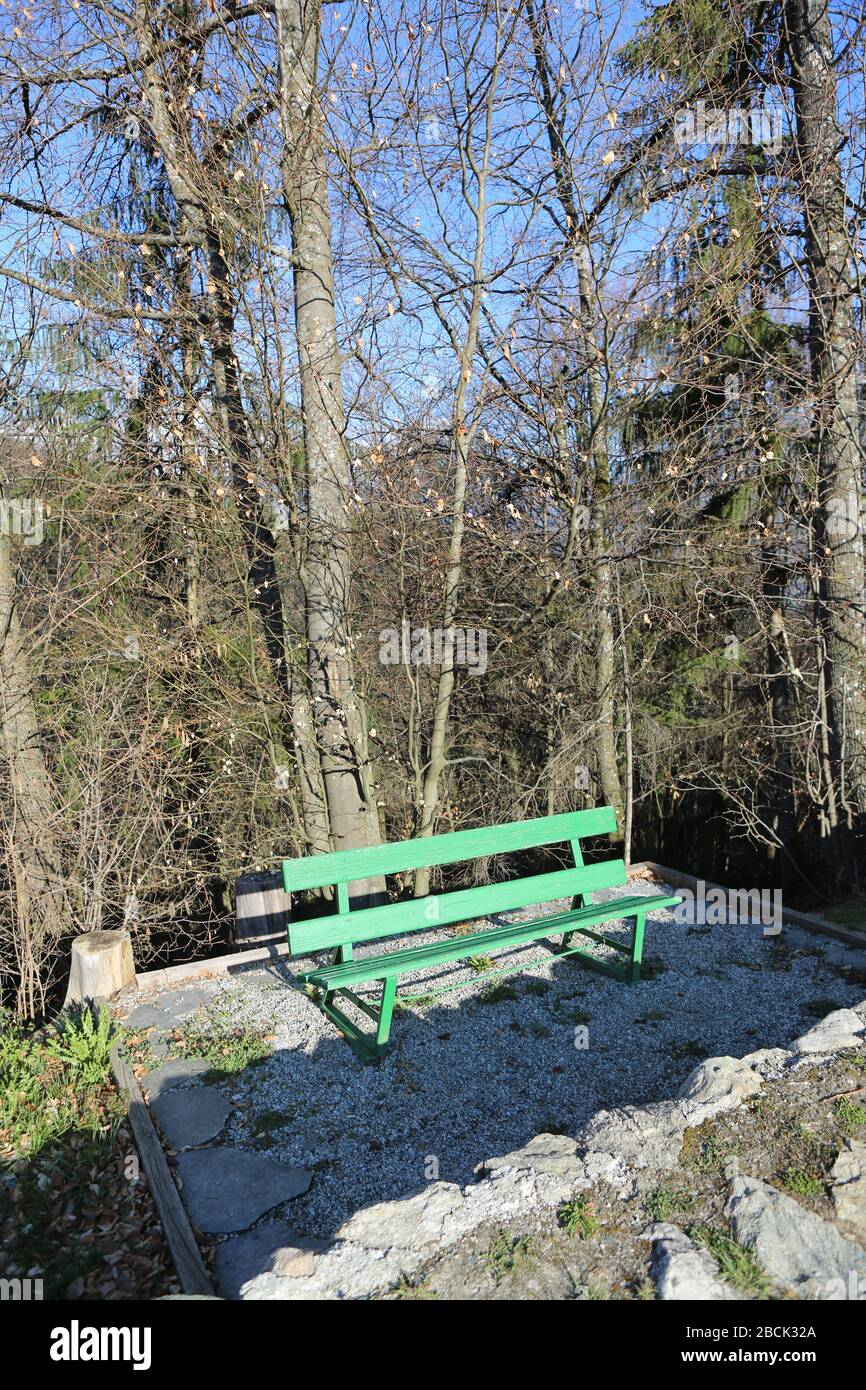 Blanc vert en bois dans un parc public. Saint-Gervais-les-bains. Haute-Savoie. France. Banque D'Images