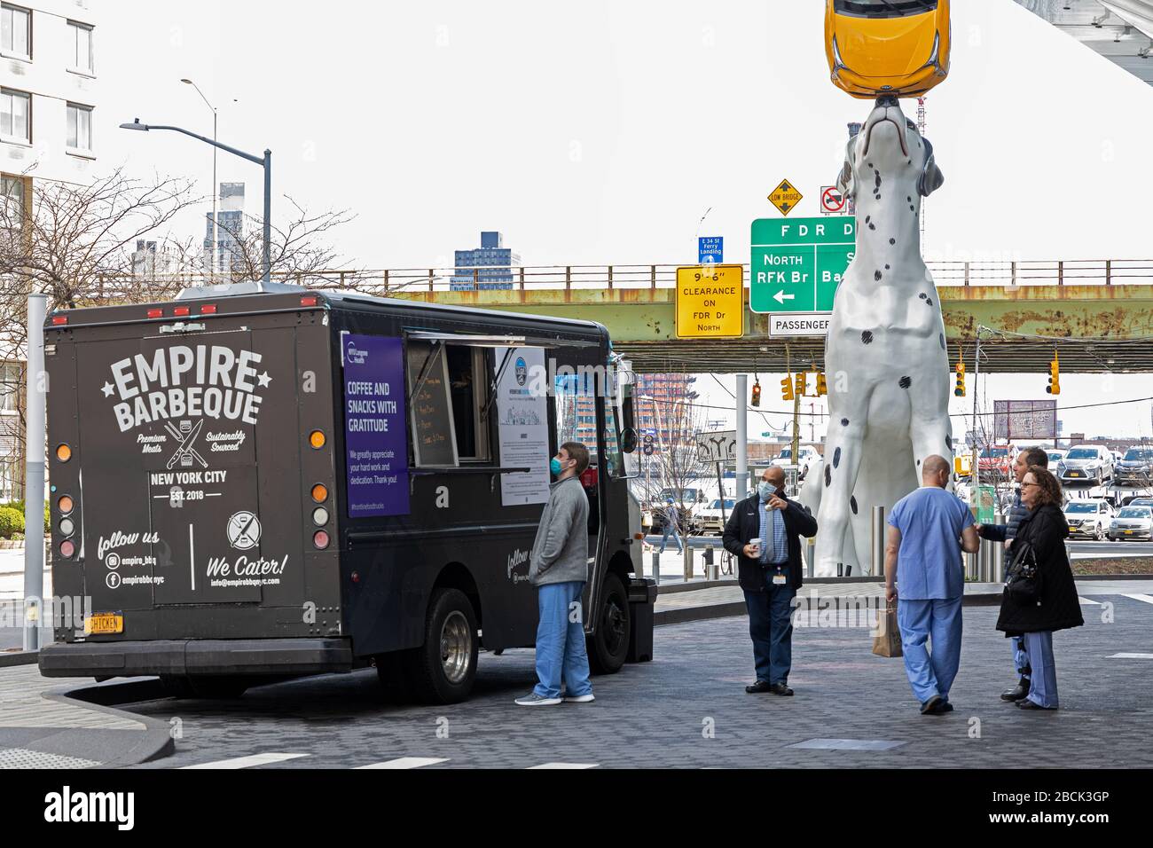 Un camion alimentaire Empire barbecue propose des collations et des boissons gratuites aux professionnels de la santé du NYU Langone Medical Center de Manhattan, New York, le 04 avril 2 Banque D'Images