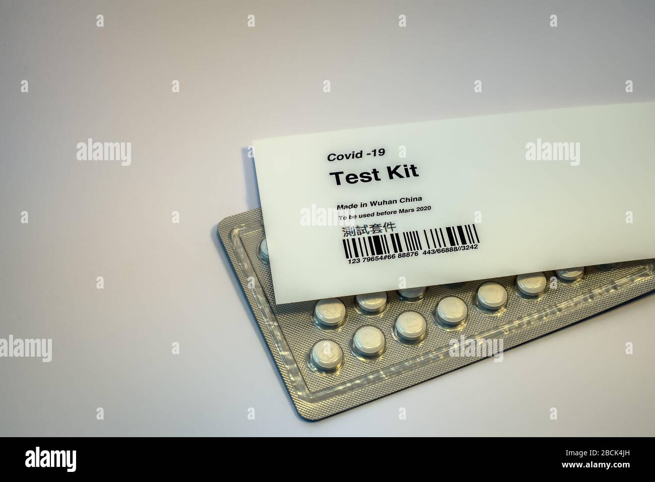 Kit de test Covid-19 chinois avec tablettes sur fond blanc , Danemark, 5 avril 2020 Banque D'Images