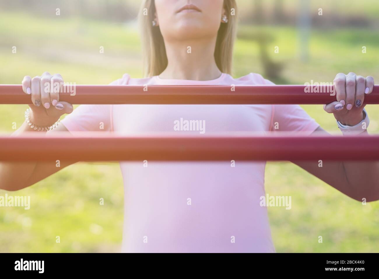 Jeune femme faisant l'australien tirer UPS dans le gros plan du parc Banque D'Images Jeune femme faisant l'australien tirer UPS dans le gros plan du parc Banque D'Images