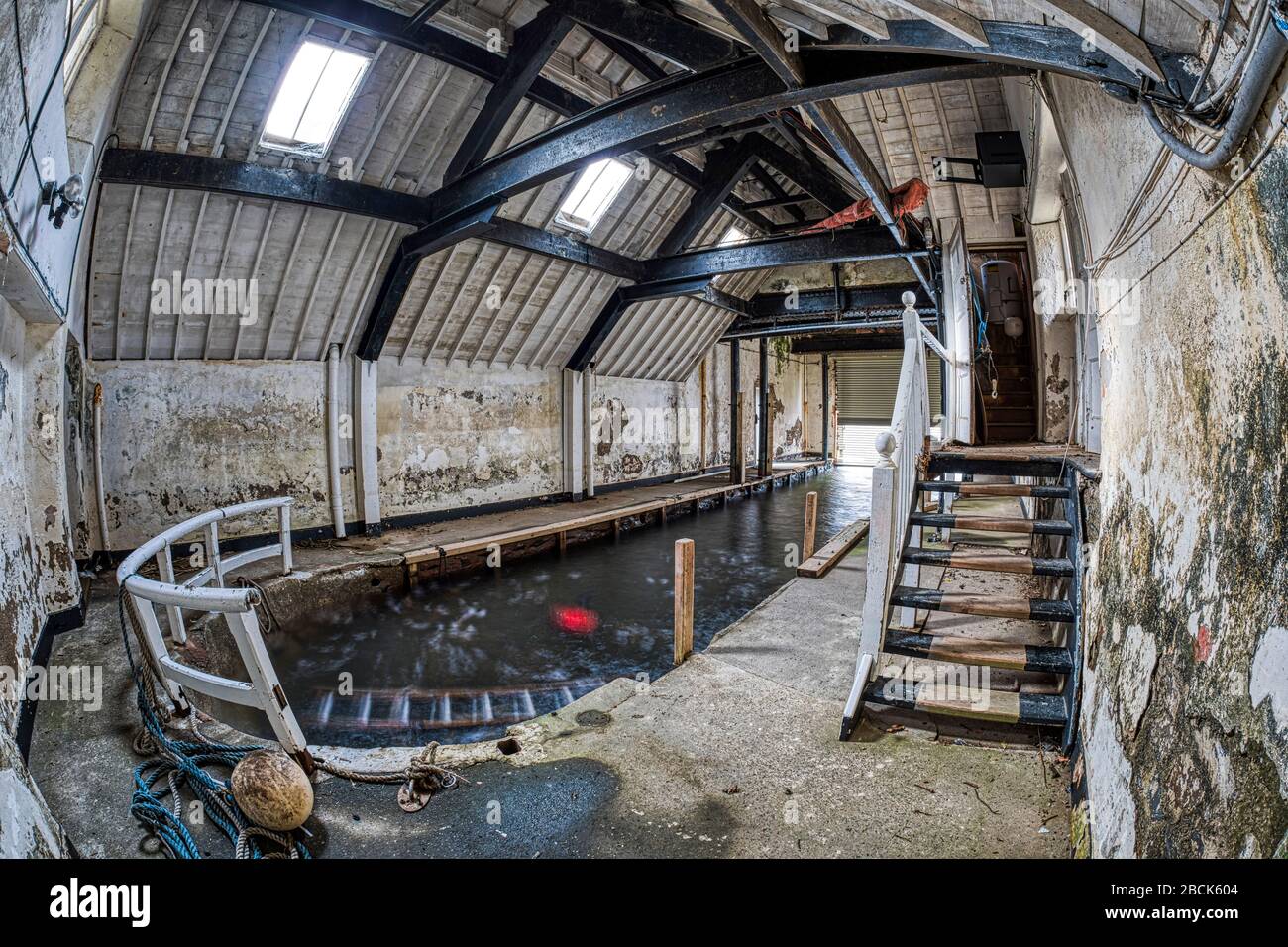Exploration urbaine intérieure abandonnée à la maison de bateau hdr fisheye tourné Banque D'Images
