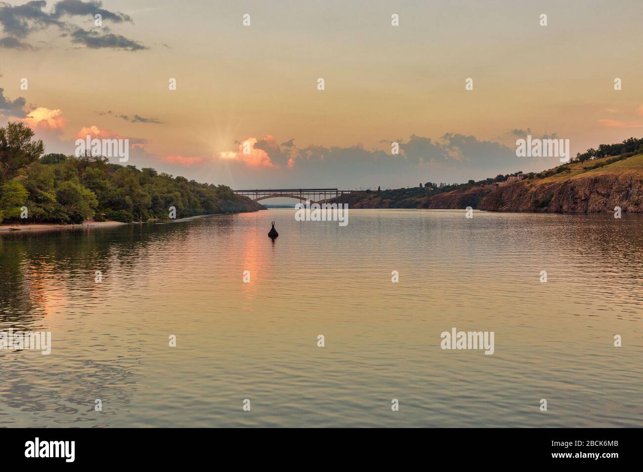 Paysage avec pont Preobrazhensky sur la rivière Dnieper jusqu'à l'île de Khortitsa dans la ville de Zaporozhye, Ukraine. Banque D'Images