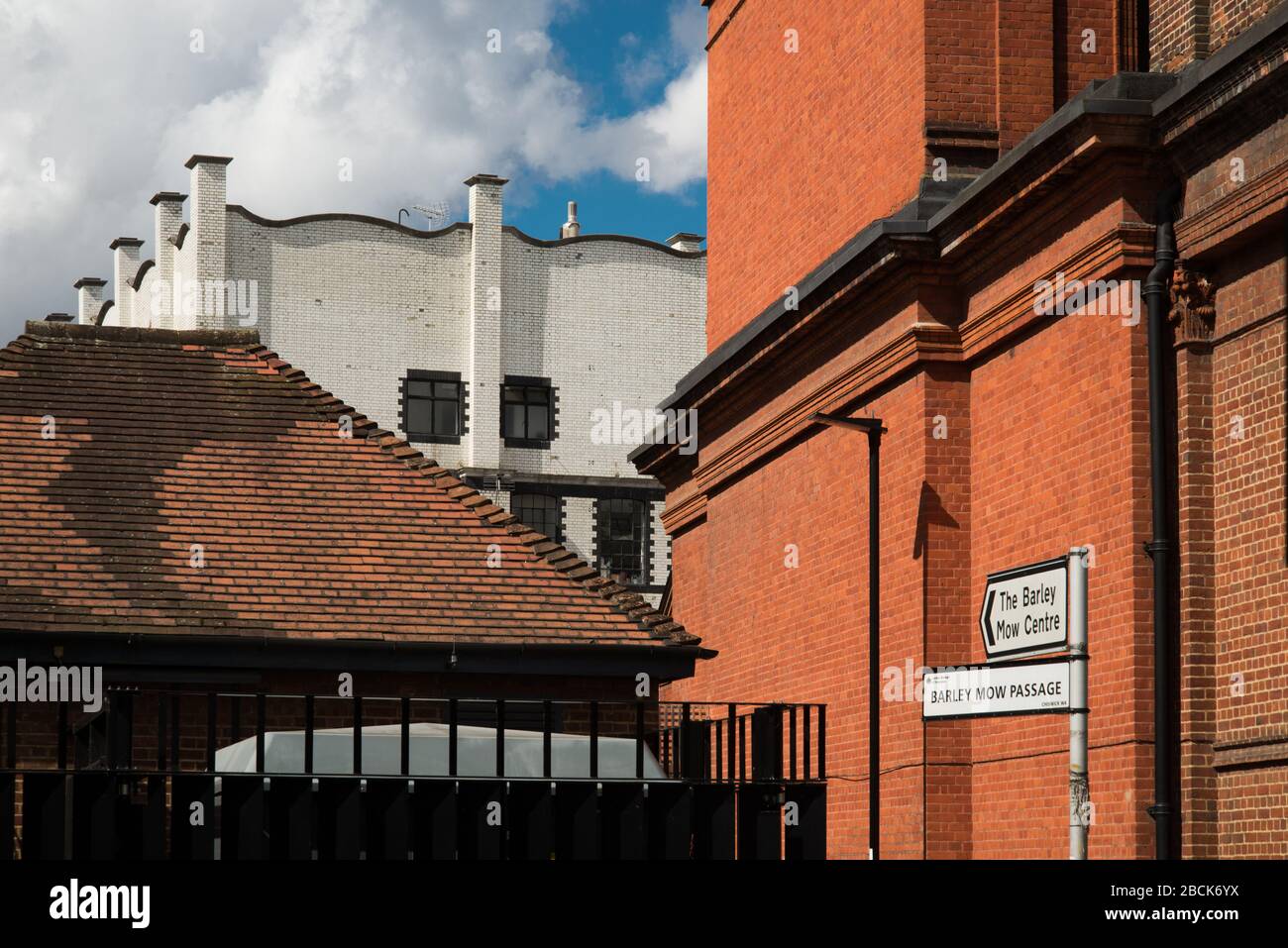 Voysey House, passage Barley Mow, Chiswick, Londres,   4 PN conçu par C. F. A. Voysey. Église notre-Dame de Grace & St. Edward par John Kelly Banque D'Images