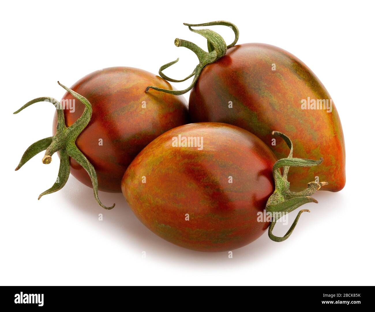 chemin de tomate de prune de kumato isolé sur blanc Banque D'Images