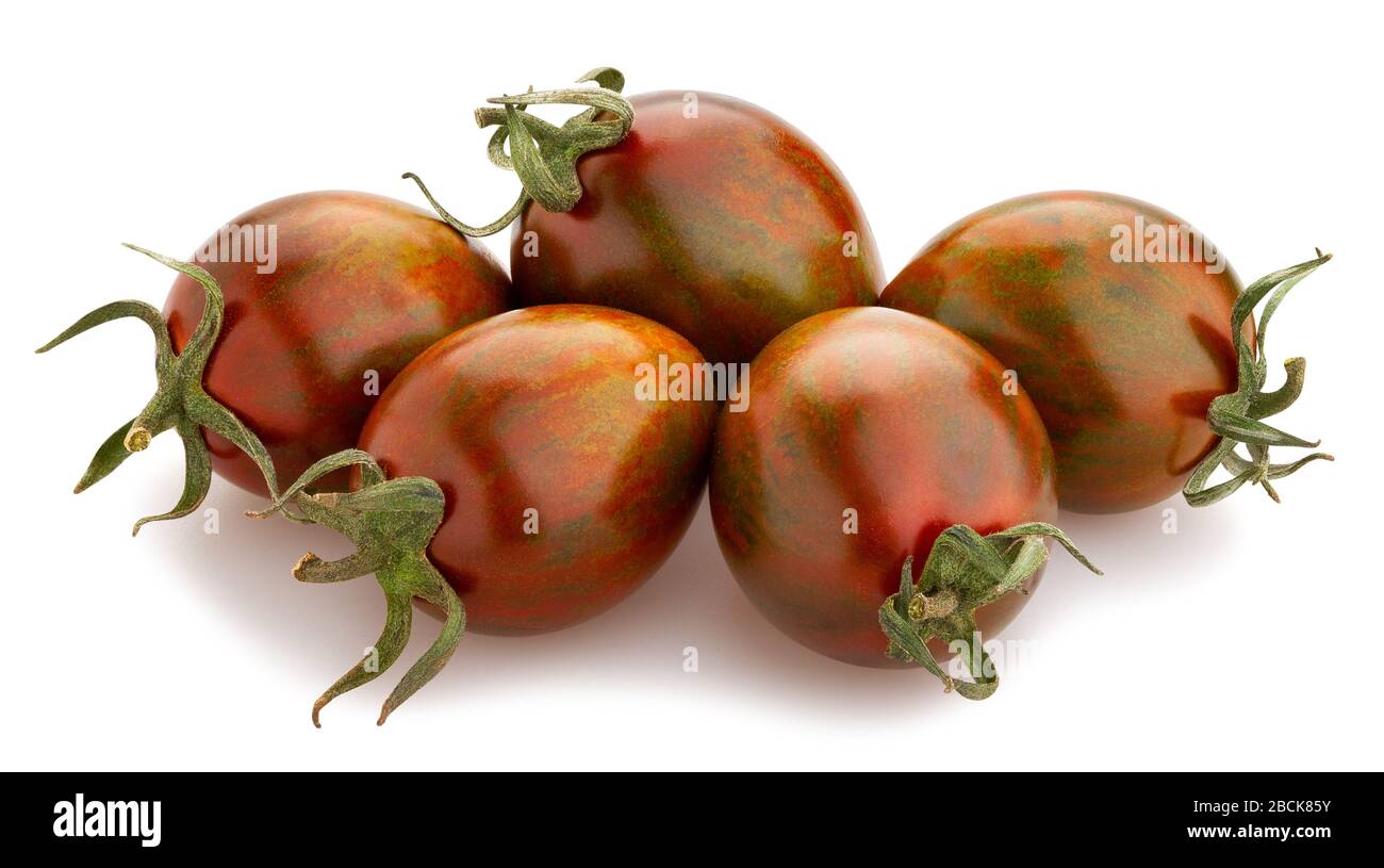 chemin de tomate de prune de kumato isolé sur blanc Banque D'Images