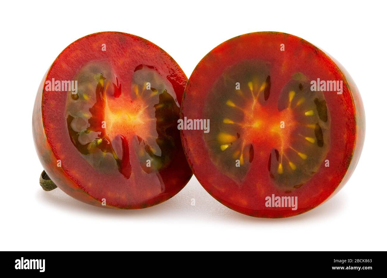 chemin de tomates de kumato en tranches isolées sur blanc Banque D'Images