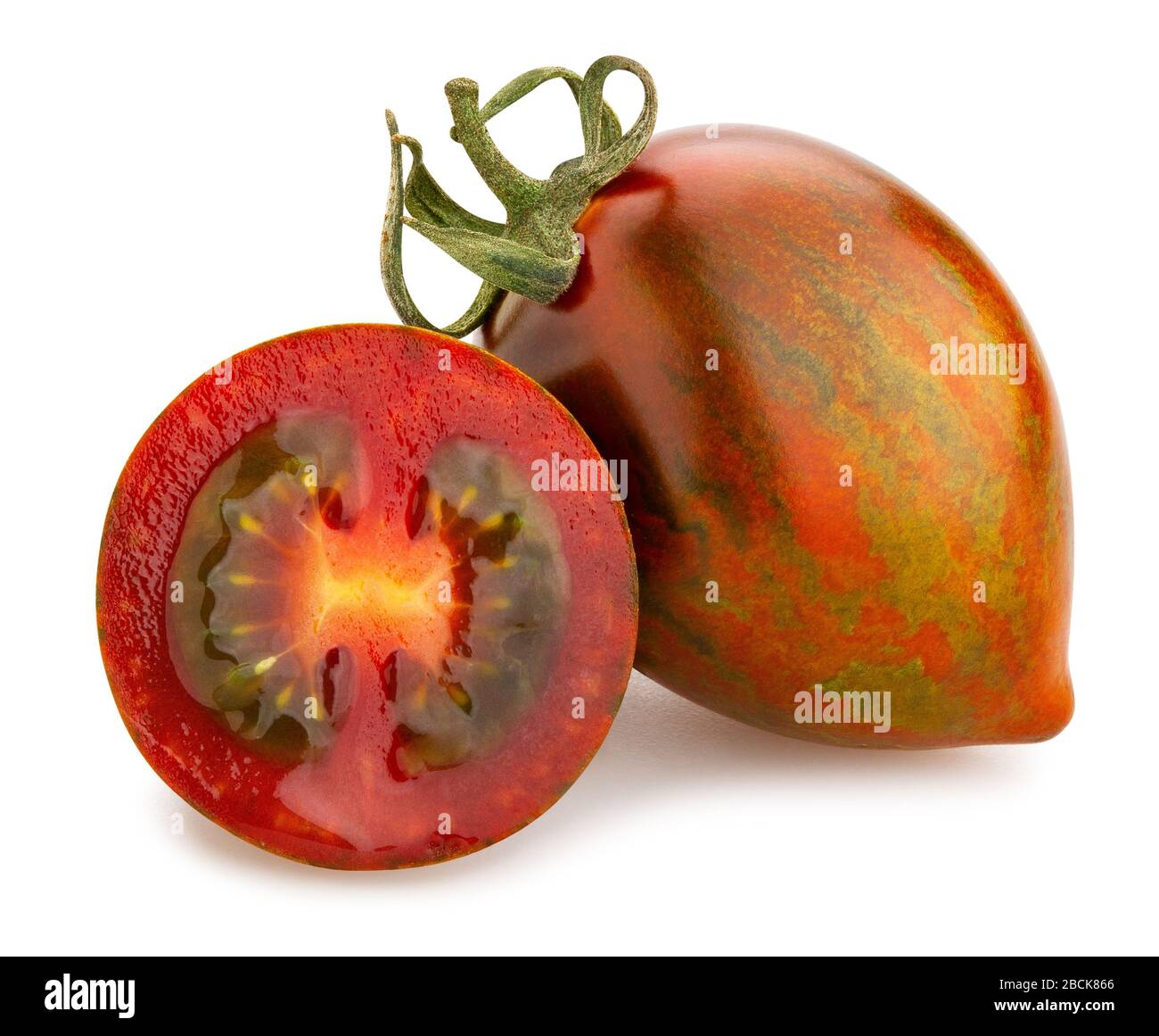 chemin de tomates de kumato en tranches isolées sur blanc Banque D'Images