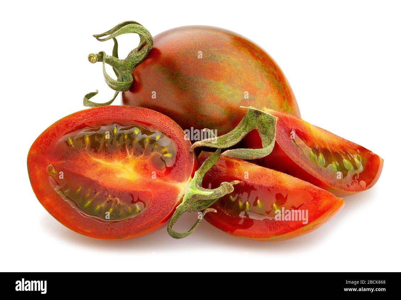 chemin de tomates de kumato en tranches isolées sur blanc Banque D'Images