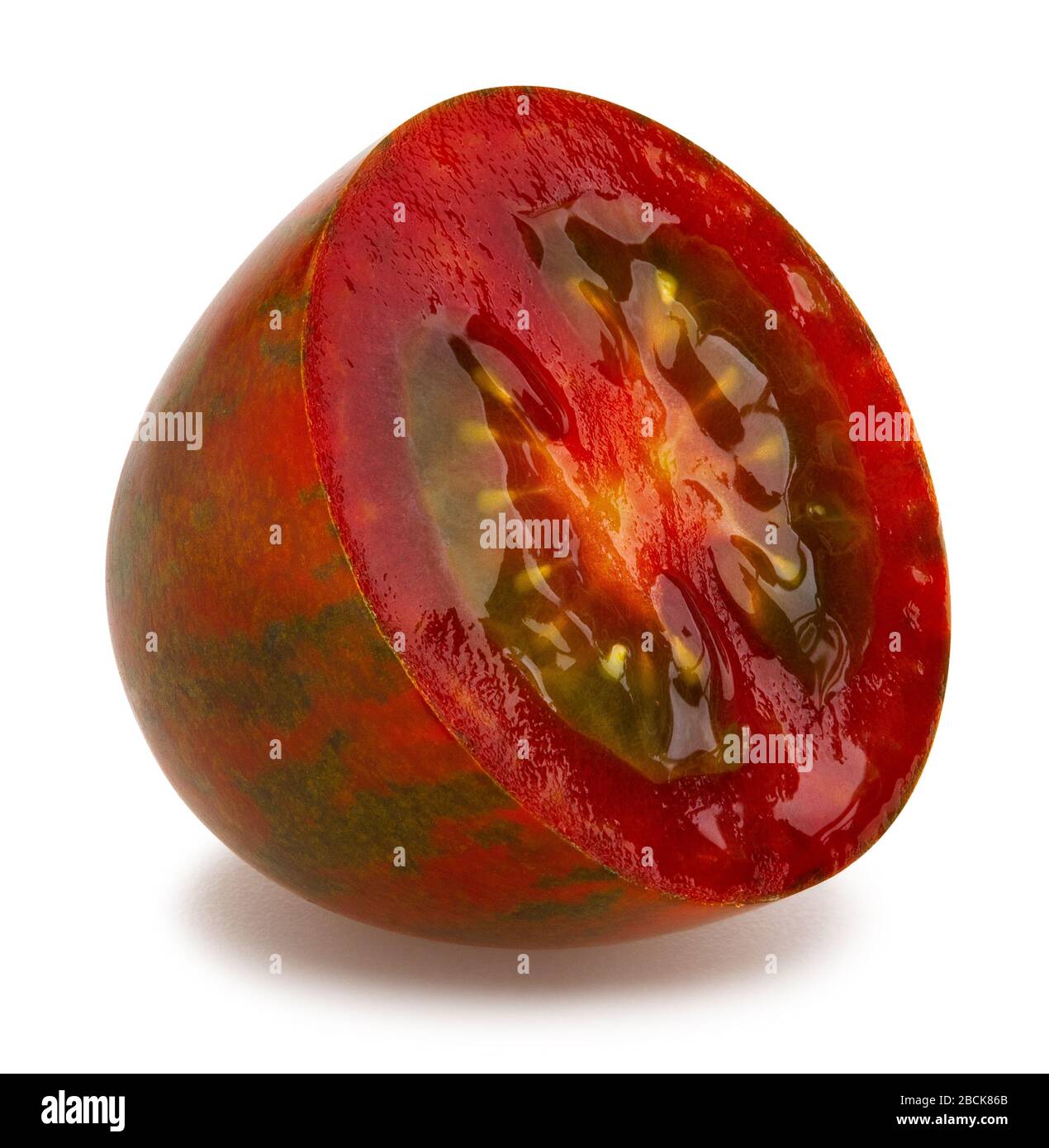 chemin de tomates de kumato en tranches isolées sur blanc Banque D'Images