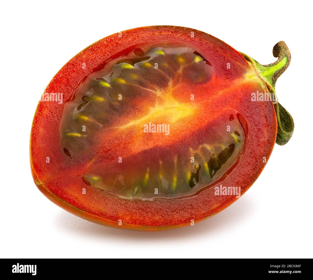 chemin de tomates de kumato en tranches isolées sur blanc Banque D'Images