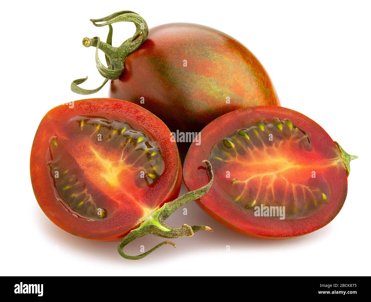 chemin de tomates de kumato en tranches isolées sur blanc Banque D'Images