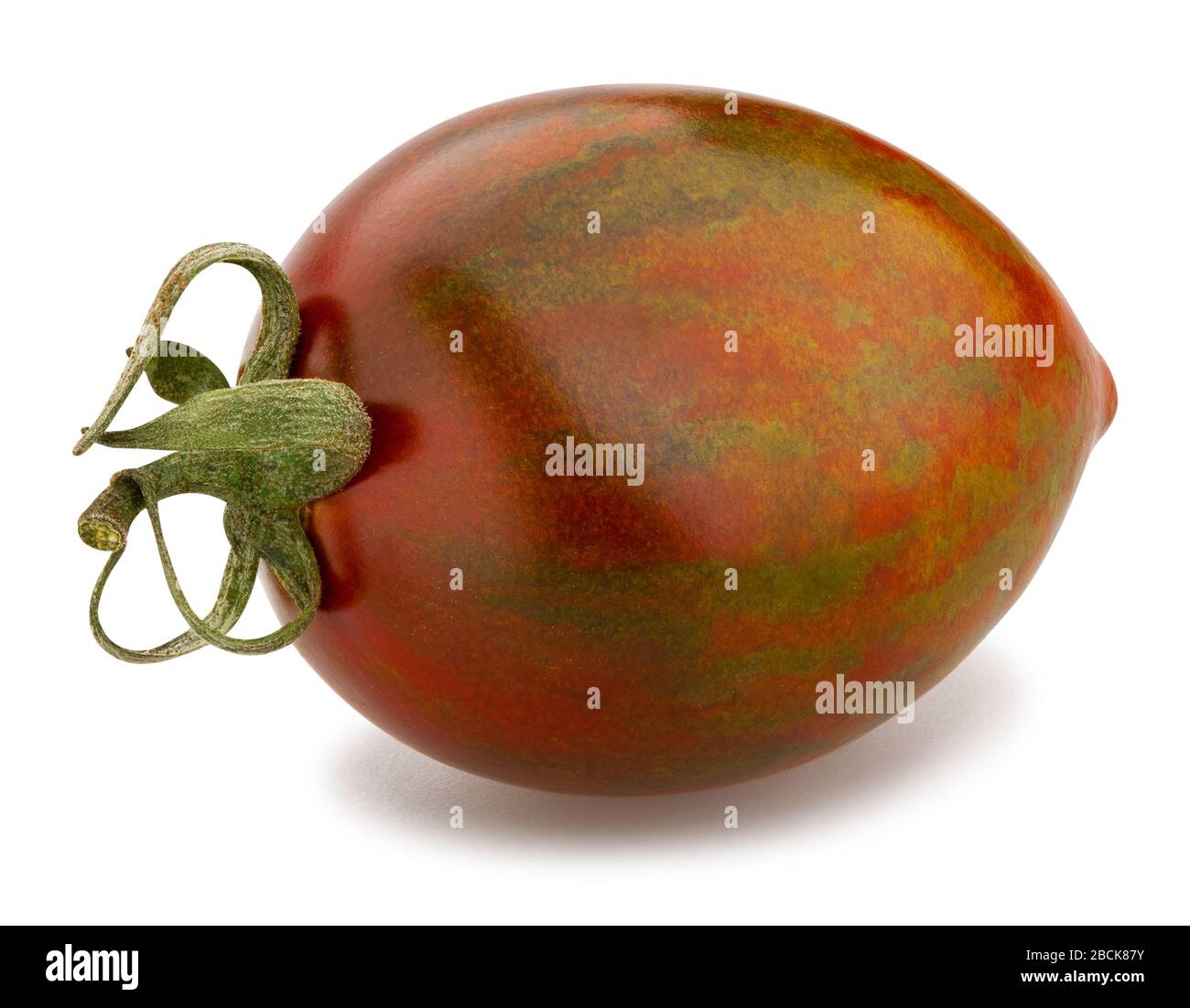 chemin de tomate de prune de kumato isolé sur blanc Banque D'Images