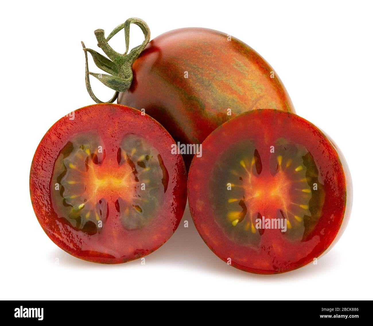 chemin de tomates de kumato en tranches isolées sur blanc Banque D'Images