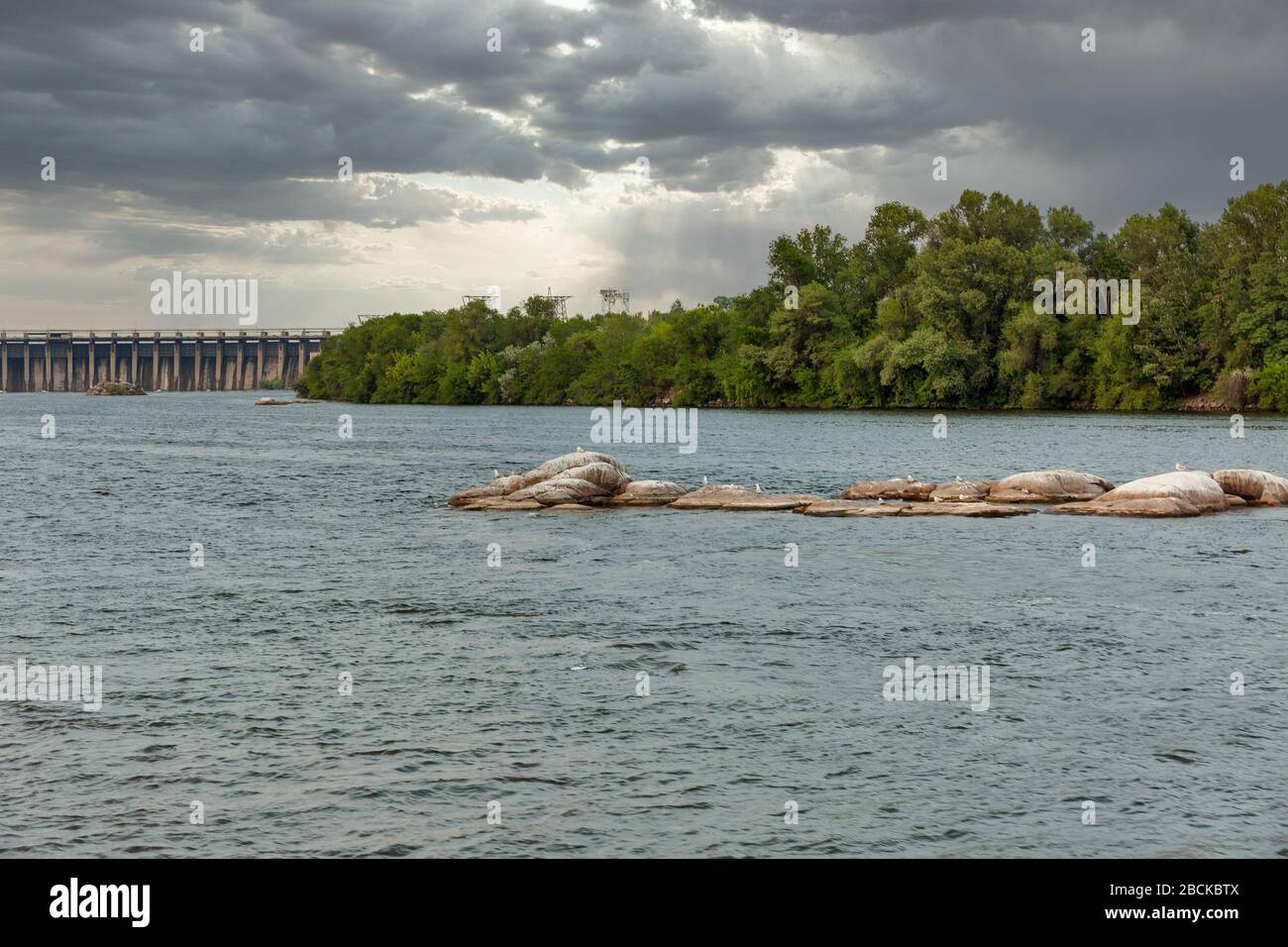 Vue panoramique de l'île de Khortytsia pour le Dniepr et Dnipro barrage hydroélectrique dans la région de Zaporijia, en Ukraine. Banque D'Images