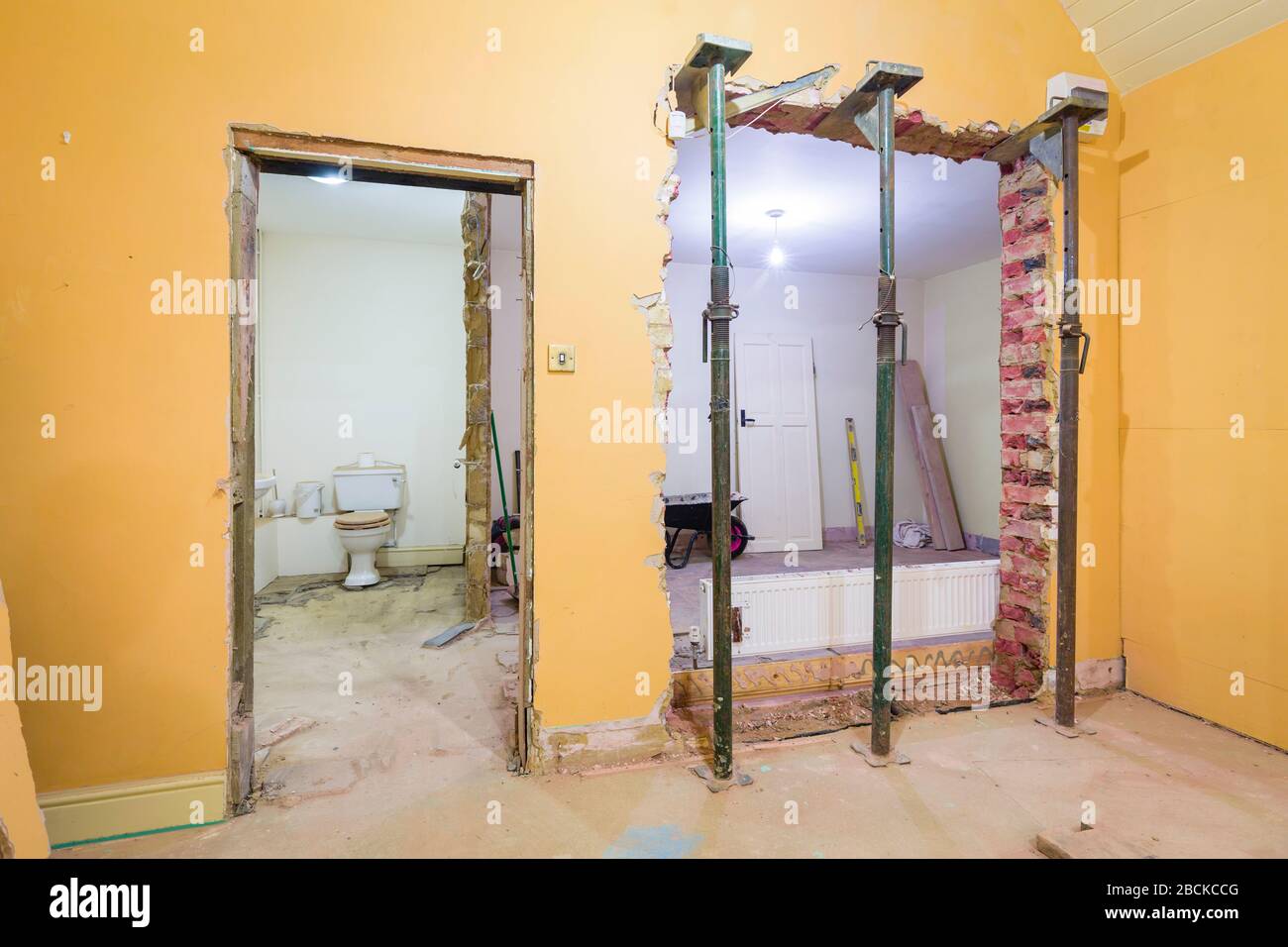 Nouvelle ouverture de mur soutenue par des accessoires après avoir retiré un mur intérieur de brique dans une maison au Royaume-Uni Banque D'Images