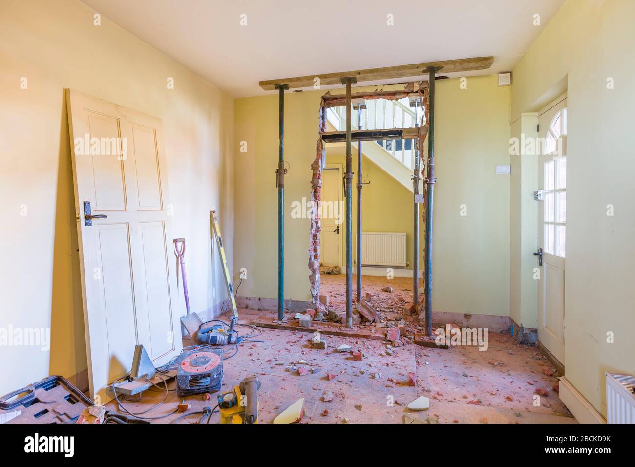 Suppression d'un mur lors d'une rénovation de maison, travaux de construction au Royaume-Uni Banque D'Images