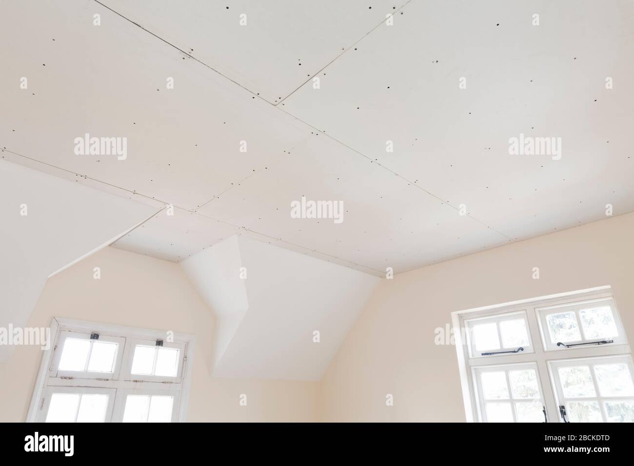 Nouveau plafond en plâtre dans la chambre d'une ancienne rénovation intérieure de maison, Royaume-Uni Banque D'Images