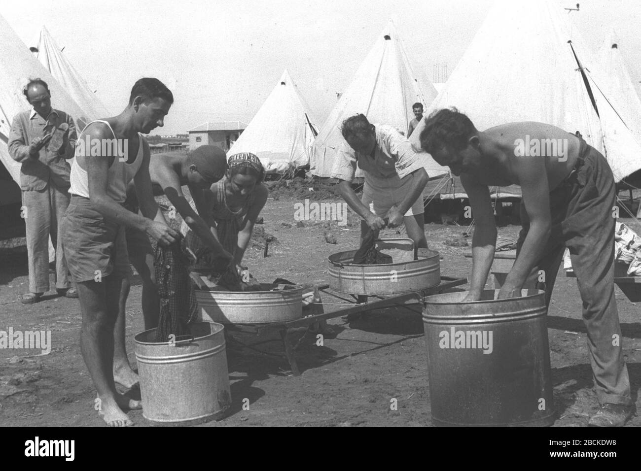 English Les Nouveaux Immigrants Lavant Leurs Vetements Au Camp Des Immigrants Pres De Kibbutz Na An I U U U O O E U O E I U U E I O E U O Epi I I U U U O Ss E I