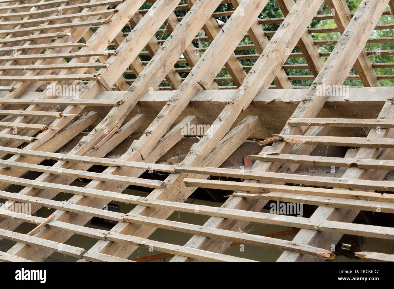 Problème structurel de la maison, toit en panne avec des rafters cassés sur une ancienne maison au Royaume-Uni Banque D'Images