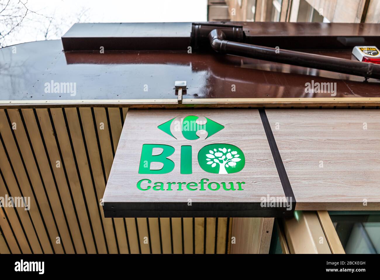 Varsovie, Pologne - 22 janvier 2019: Panneau Storefront pour Carrefour bio vert épicerie supermarché dans la rue dans le centre-ville de proximité à bas angle Banque D'Images