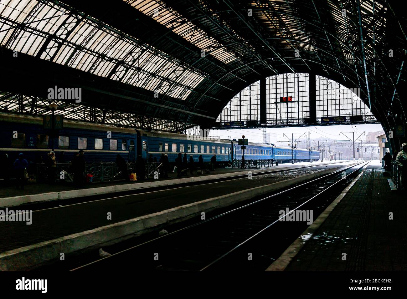 Lviv, Ukraine - 28 décembre 2019: Architecture intérieure de la plate-forme de gare de Lvov dans la ville historique ukrainienne avec arc de tunnel, temps et weath de neige Banque D'Images