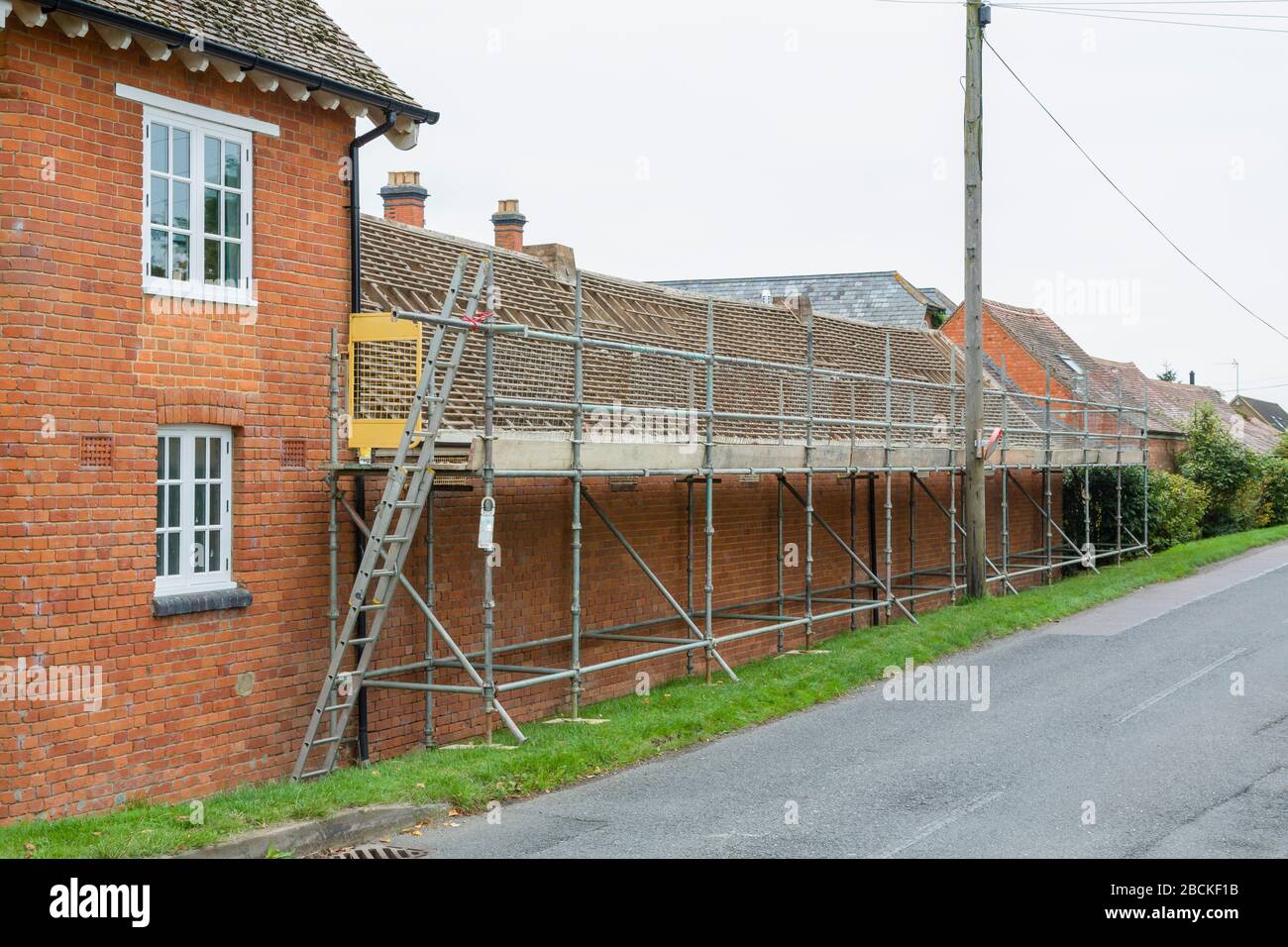 Réparation d'échafaudages et de toits, remplacement de tuiles sur une maison rurale de Buckinghamshire, Royaume-Uni Banque D'Images