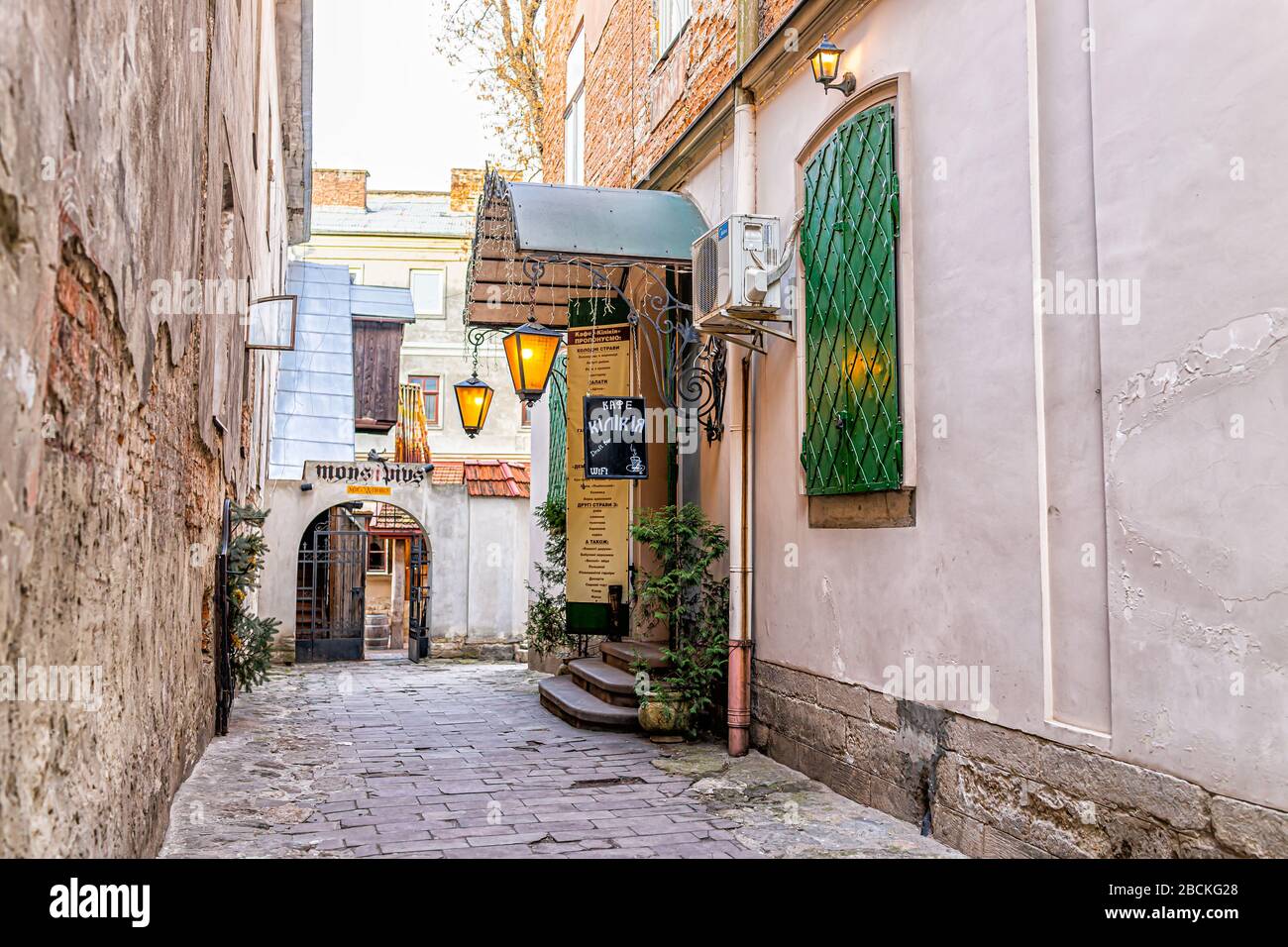 Lviv, Ukraine - 21 janvier 2020: Ville ukrainienne de Lvov dans la vieille ville avec petite ruelle rétro étroite rue Virmenska et signe d'entrée du magasin Banque D'Images